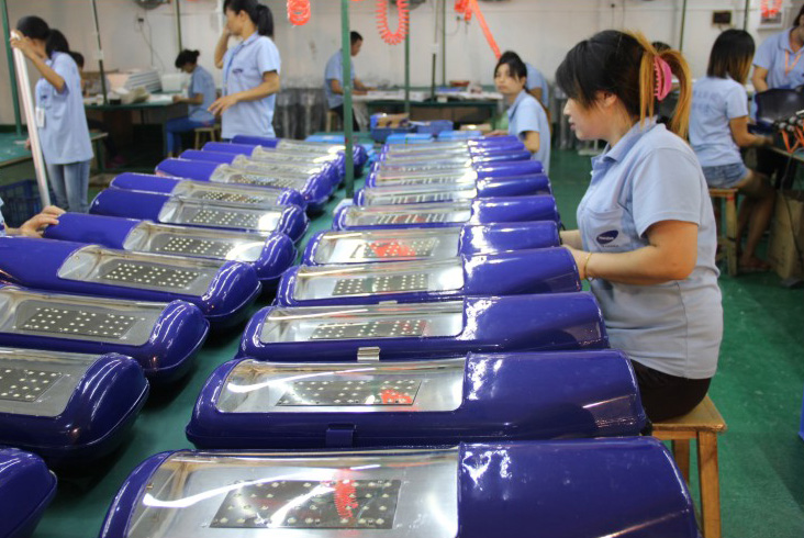 j9九游会LED灯具车间