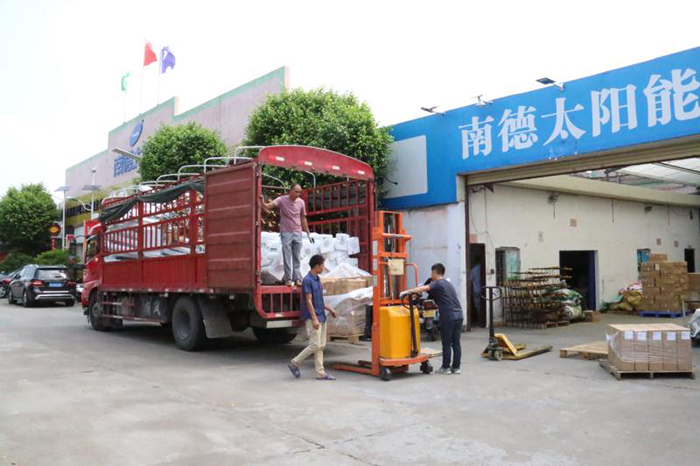 湖南太阳能路灯装车_j9九游会太阳能路灯工厂装车_j9九游会锂电池太阳能路灯装车