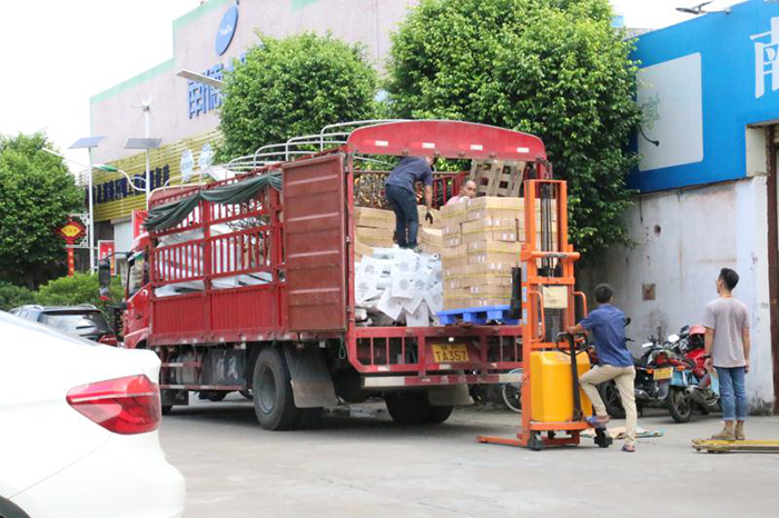 湖南太阳能路灯装车_j9九游会太阳能路灯工厂装车_j9九游会锂电池太阳能路灯装车