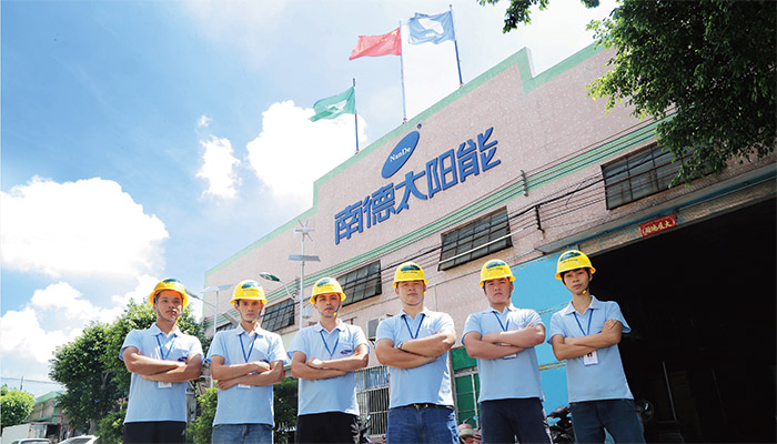 太阳能路灯安装人员 太阳能路灯厂家 j9九游会太阳能灯饰有限公司